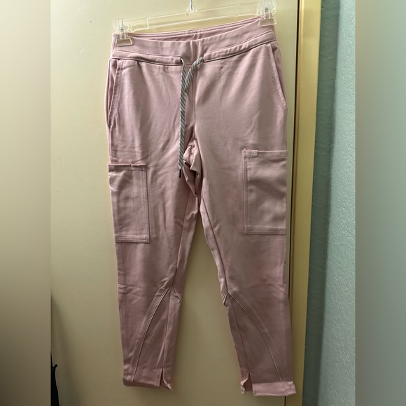 Jaanuu 3-pocket scrub top and cargo scrub pant in blushing pink - Picture 4 of 6